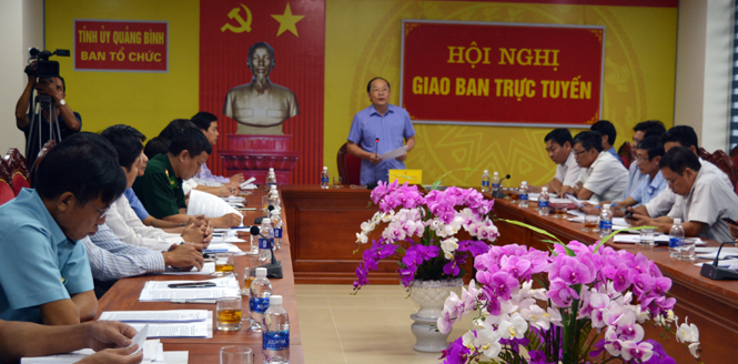  Đồng chí Trưởng Ban tổ chức Tỉnh ủy Quảng Bình phát biểu tại hội nghị trực tuyến.