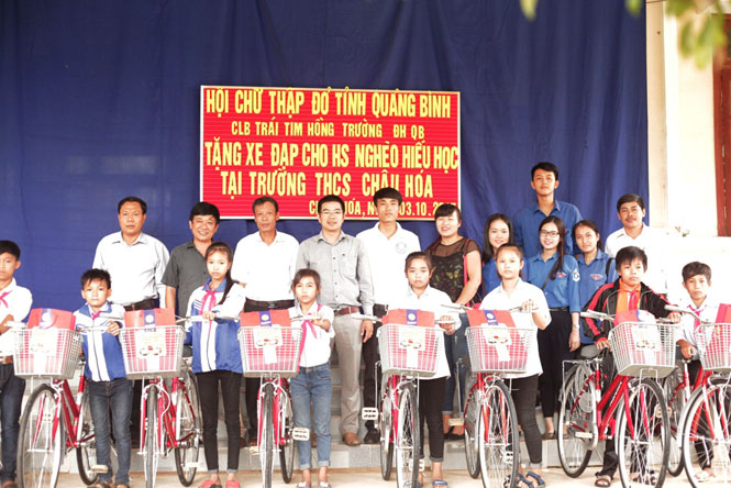 Trao xe đạp cho học sinh có hoàn cảnh khó khăn, học giỏi tại xã Châu Hóa