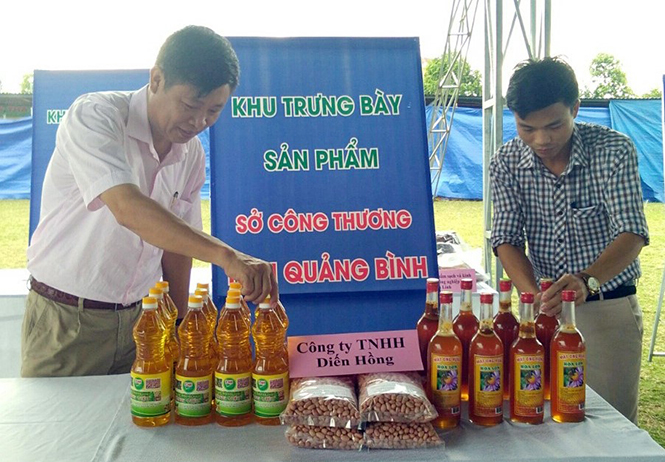 Sản phẩm dầu lạc Nông Việt được giới thiệu tại nhiều hội chợ thương mại trong nước.