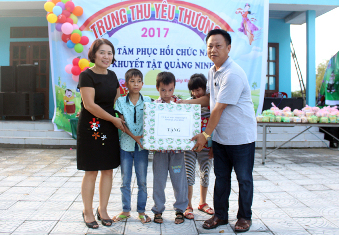 Bà Lê Minh Hải, Chủ tịch Ủy ban MTTQ Việt Nam huyện trao quà trung thu cho các cháu tàn tật và đại diện Trung tâm nuôi dạy trẻ khuyết tật Hiền Ninh.