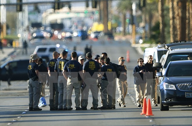 Nhân viên Cục điều tra Liên bang Mỹ (FBI) điều tra tại khu vực Khách sạn và Sòng bạc Mandalay Bay ở Las Vegas sau vụ xả súng, ngày 3-10. (Nguồn: AFP/TTXVN)