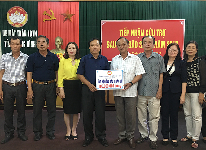 Đại diện Ban Thường trực Ủy ban MTTQVN tỉnh tiếp nhận cứu trợ bão số 10 của tỉnh Đồng Tháp.