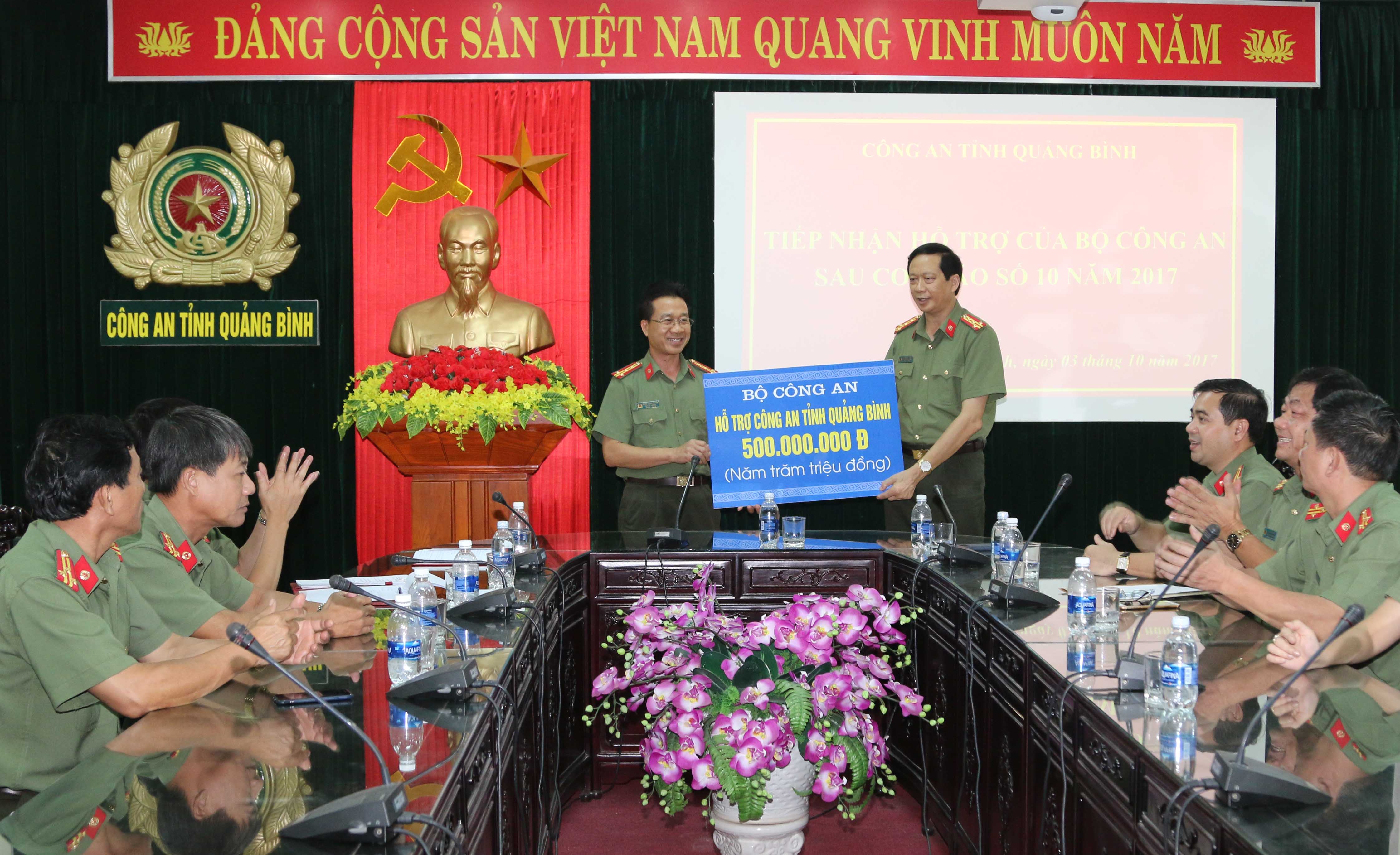 Đại tá Nguyễn Quốc Tường, Phó giám đốc Công an tỉnh tiếp nhận 500 triệu đồng do Bộ Công an hỗ trợ khắc phục hậu quả bão số 10.