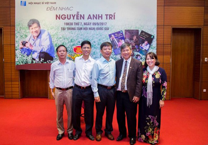 Vợ chồng GS- TS Nguyễn Anh Trí và bạn đồng niên, ông Nguyễn Hữu Hoài tại chương trình “Đêm nhạc  Nguyễn Anh Trí” tổ chức ngày 9-9-2017 ở thủ đô Hà Nội.