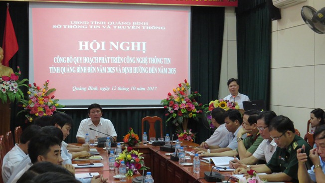 Đồng chí Nguyễn Tiến Hoàng, TUV, Phó Chủ tịch UBND tỉnh phát biểu tại Hội nghị
