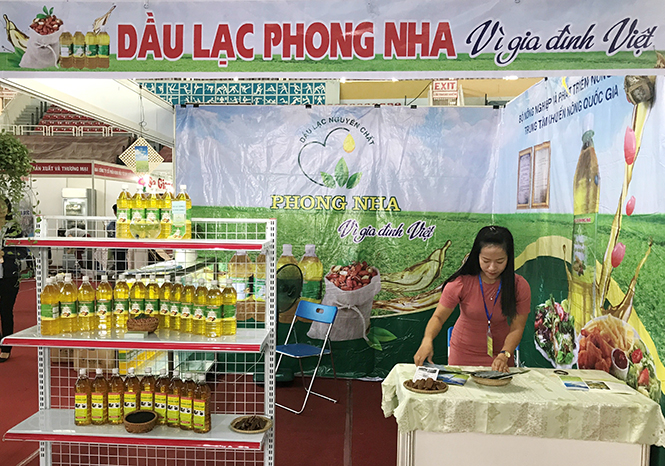Sản phẩm dầu lạc nguyên chất Phong Nha tại hội chợ nông nghiệp quốc tế 2017 tổ chức tại thành phố Hồ Chí Minh.