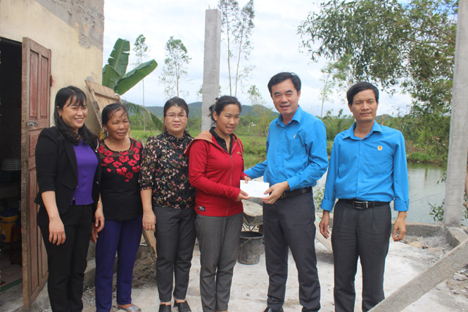 Đồng chí Nguyễn Lương Bình - Chủ tịch LĐLĐ tỉnh trao tiền hỗ trợ gia đình chị Phan Thị Hải Luyến nhà bị sập do bão 