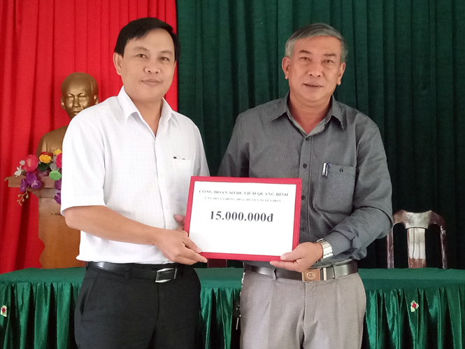 Đại diện Công đoàn Sở Du lịch trao tiền hỗ trợ cho xã Đồng Hóa (huyện Tuyên Hóa).