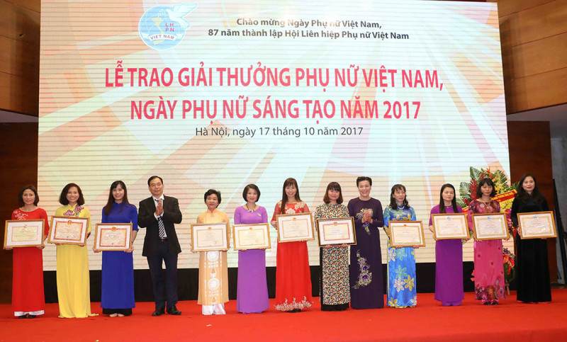   Các tác giả có tác phẩm được khen thưởng tại vòng chung kết “Ngày phụ nữ sáng tạp 2017”