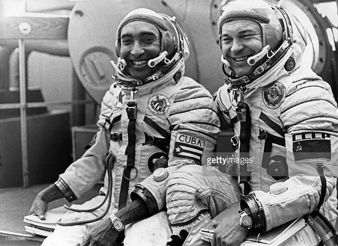 Ông Arnaldo Tamayo Mendez (trái), phi hành gia đầu tiên của Cuba và của Mỹ Latinh bay vào vũ trụ năm 1980. (Nguồn: Getty Images)