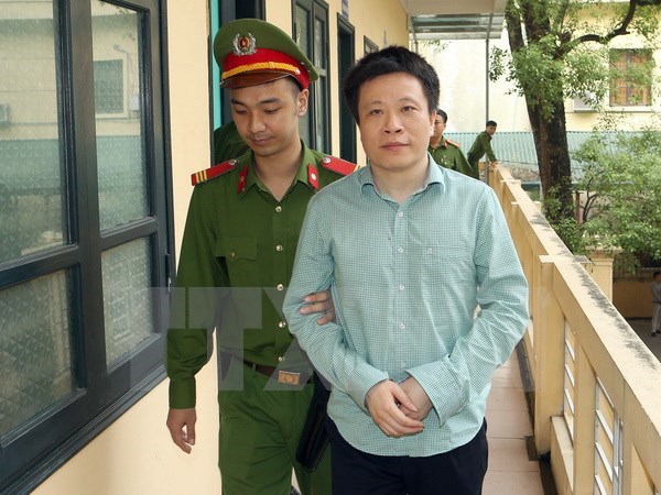 Cảnh sát dẫn giải bị cáo Hà Văn Thắm. (Ảnh: Doãn Tấn/TTXVN)