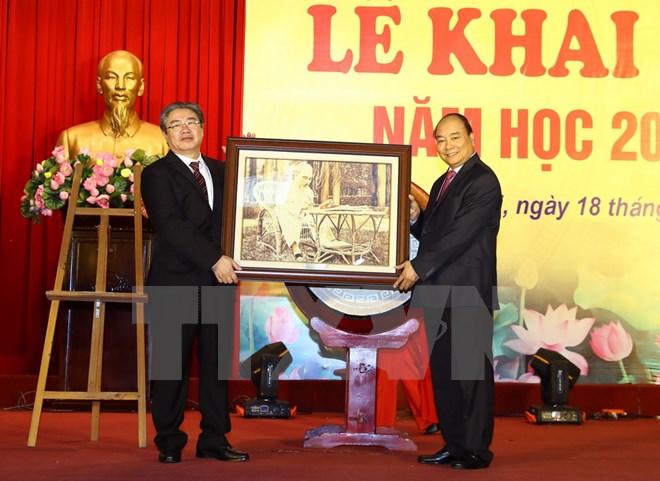  Thủ tướng Nguyễn Xuân Phúc tặng bức ảnh chân dung Chủ tịch Hồ Chí Minh cho Học viện Hành chính Quốc gia. (Ảnh: Thống Nhất/TTXVN)