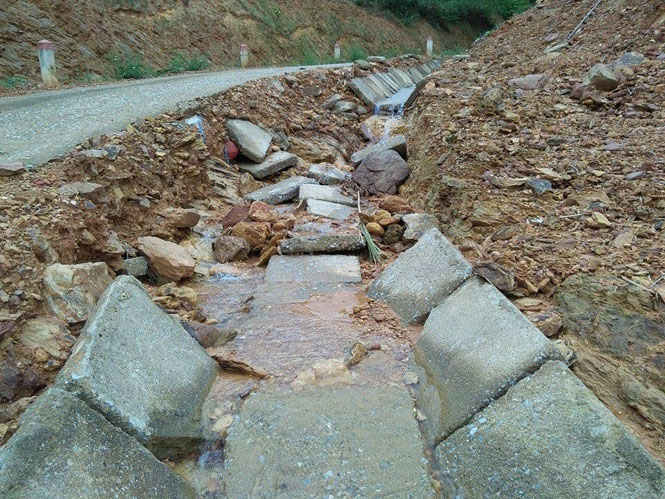 Hệ thống thoát nước trên tuyến đường vào bản Ba Lóoc tan nát sau những trận mưa, bão.