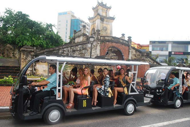 Các thí sinh Hoa hậu Hòa bình thế giới diễu hành bằng xe điện.
