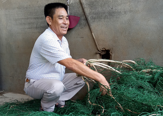 Ông Nguyễn Chiến Trường kiểm tra ngư lưới cụ cho chuyến biển xa.