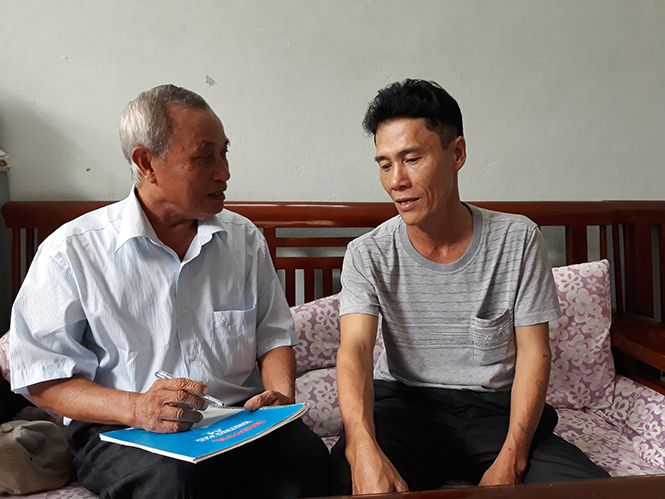 Tác giả bài viết và ngư dân Nguyễn Văn Long.