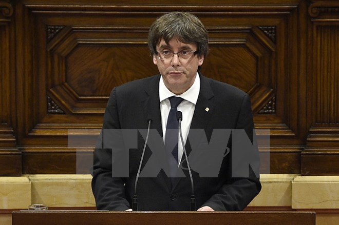 Thủ hiến Catalunya Carles Puigdemont phát biểu tại Barcelona ngày 10-10. (Nguồn: AFP/TTXVN)