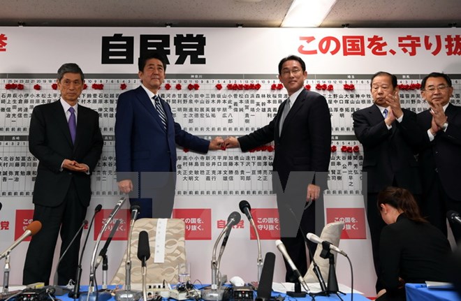 Lãnh đạo LDP, Thủ tướng Nhật Bản Shinzo Abe (thứ 2, trái) và Chủ tịch Hội đồng nghiên cứu chính sách của LDP Fumio Kishida (thứ 3, trái) tại trụ sở LDP ở thủ đô Tokyo ngày 22-10. (Nguồn: THX/TTXVN)