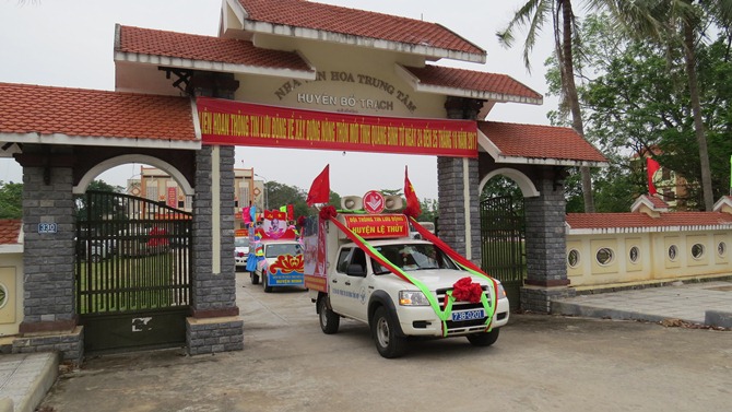 Đoàn xe tuyên truyền lưu động xuất phát diễu hành tại Trung tâm Văn hóa huyện Bố Trạch