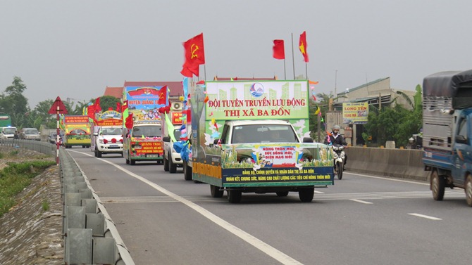 Đoàn xe tuyên truyền thông tin lưu động diễu hành qua xã Băc Trạch