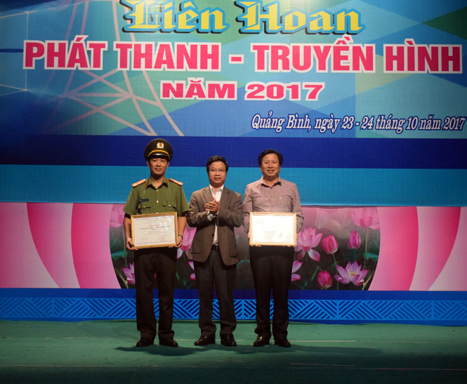 Đồng chí Cao Văn Định, Ủy viên Thường vụ Tỉnh ủy, Trưởng ban Tuyên giáo Tỉnh ủy trao giải nhất cho hai nhóm tác giả.