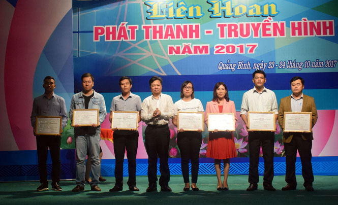       Đồng chí Nguyễn Tiến Hoàng, Tỉnh ủy viên, Phó chủ tịch UBND tỉnh trao giải nhì cho các tác giả, nhóm tác giải.
