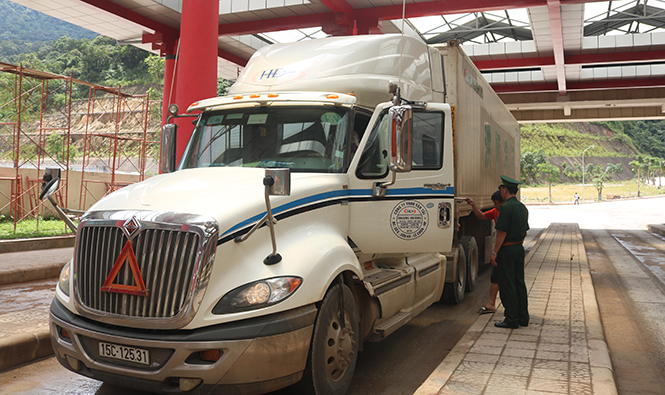 Lực lượng Đồn Biên phòng CKQT Cha Lo tiến hành kiểm tra, làm thủ tục cho người và phương tiện qua lại khu vực biên giới.