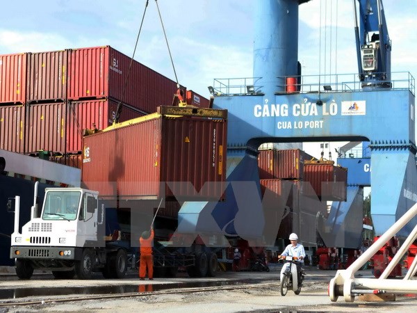 Hàng hóa xuất nhập khẩu qua cảng Cửa Lò. (Ảnh: Thanh Tùng/TTXVN)