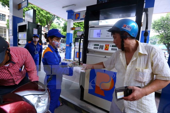 Khách đến mua xăng tại cửa hàng số 9 Trần Hưng Đạo, Hà Nội. (Ảnh: Minh Quyết/;TTXVN)