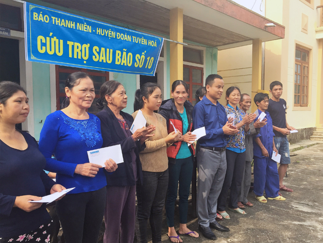 Đại diện Báo Thanh Niên trao quà hỗ trợ cho người dân xã Lê Hóa (huyện Tuyên Hóa).