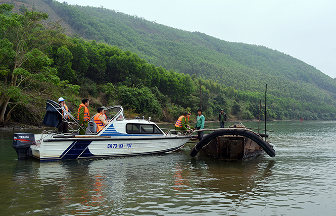 Lực lượng liên ngành huyện Quảng Ninh kiểm tra tình hình khai thác cát, sỏi trên tuyến sông Long Đại.