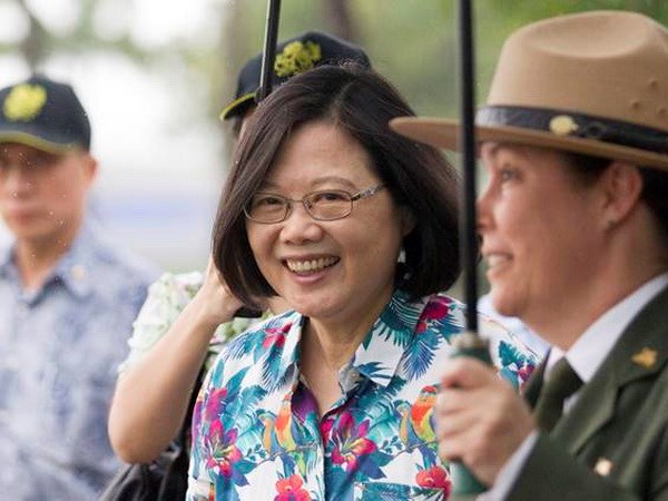 Nhà lãnh đạo Đài Loan Thái Anh Văn (áo hoa) đến Hawaii. (Nguồn: AP)