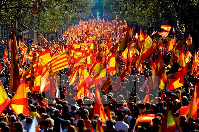 Người dân tham gia tuần hành cuộc tuần hành ủng hộ Tây Ban Nha thống nhất tại Barcelona ngày 29-10. (Nguồn: AFP/TTXVN)