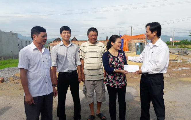 Đại diện lãnh đạo Liên đoàn LĐLĐ thành phố Đồng Hới trao tiền hỗ trợ xây dựng nhà “Mái ấm công đoàn” cho đoàn viên có hoàn cảnh khó khăn.