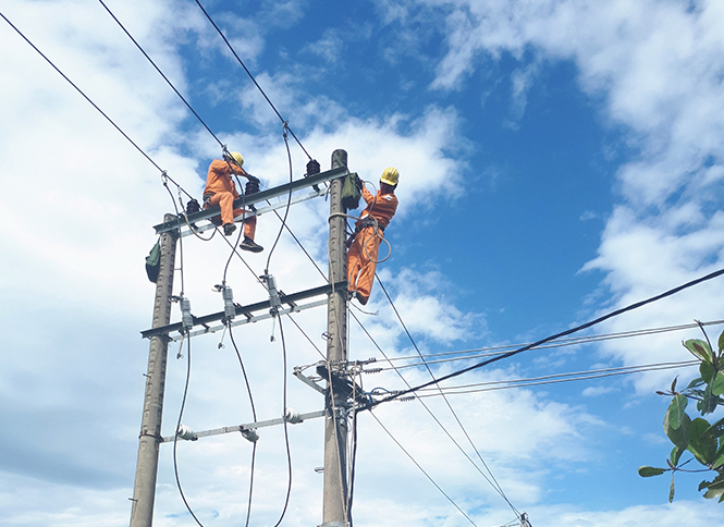 Công nhân Công ty Điện lực Quảng Bình sửa chữa, nâng cấp hệ thống lưới điện.