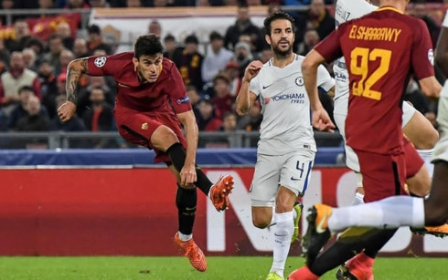 AS Roma (áo đỏ) cho thấy bản lĩnh trên sân nhà khi hạ gục Chelsea để vươn lên ngôi đầu bảng C. (Ảnh: Getty)