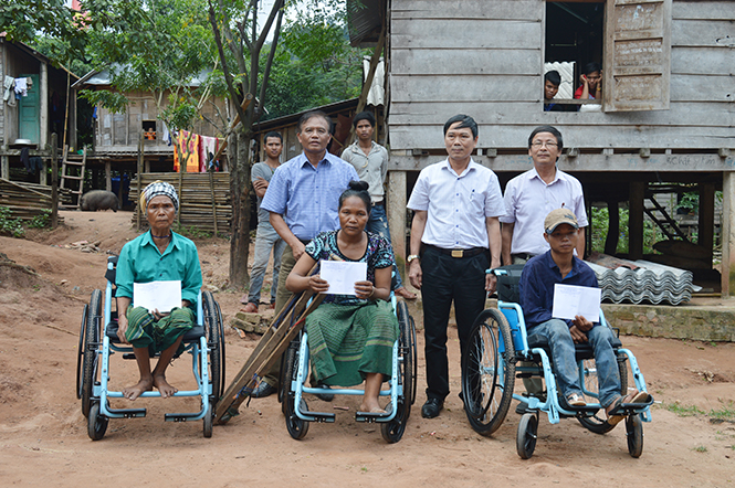 Đối với ông Hoàng Thanh Mai (bên trái), niềm vui lớn nhất là được giúp đỡ người tàn tật và trẻ mồ côi.