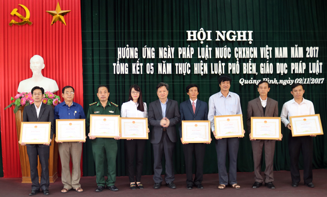 Đồng chí Nguyễn Tiến Hoàng, TUV, Phó Chủ tịch UBND tỉnh trao bằng khen của UBND tỉnh cho các tập thể, cá nhân có thành tích xuất sắc trong 5 năm triển khai thi hành Luật PBGDPL.    