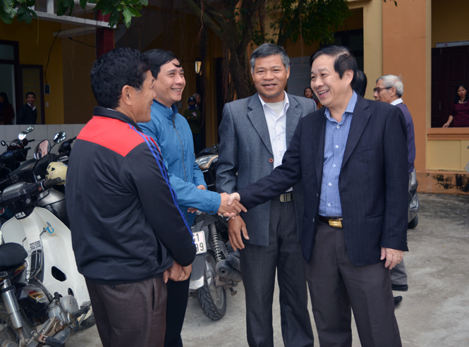 Đồng chí Nguyễn Xuân Quang, Ủy viên Ban Thường vụ Tỉnh ủy, Phó Chủ tịch Thường trực UBND tỉnh trò chuyện với cử tri huyện Quảng Ninh tại xã Võ Ninh.