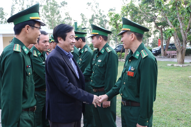  Đồng chí Nguyễn Xuân Quang thăm và tặng quà cho cán bộ chiến sỹ đồn Biên phòng Roòn đang làm nhiệm vụ trên địa bàn. 