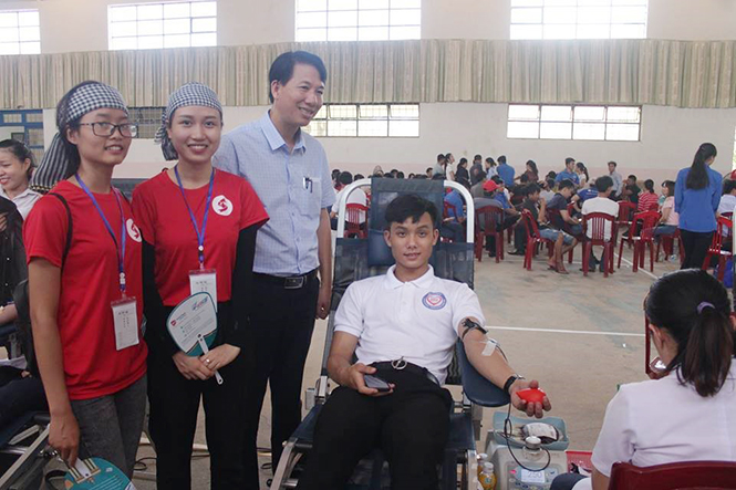 Trường đại học Quảng Bình 5 năm liền đều vượt chỉ tiêu hiến máu nhân đạo.