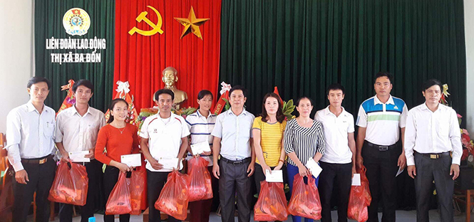 Lãnh đạo LĐLĐ thị xã Ba Đồn trao quà hỗ trợ đoàn viên công đoàn khắc phục hậu quả bão lụt.