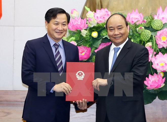 Thủ tướng Nguyễn Xuân Phúc trao Quyết định bổ nhiệm chức vụ Tổng Thanh tra Chính phủ cho ông Lê Minh Khái. (Ảnh: Thống Nhất/TTXVN)