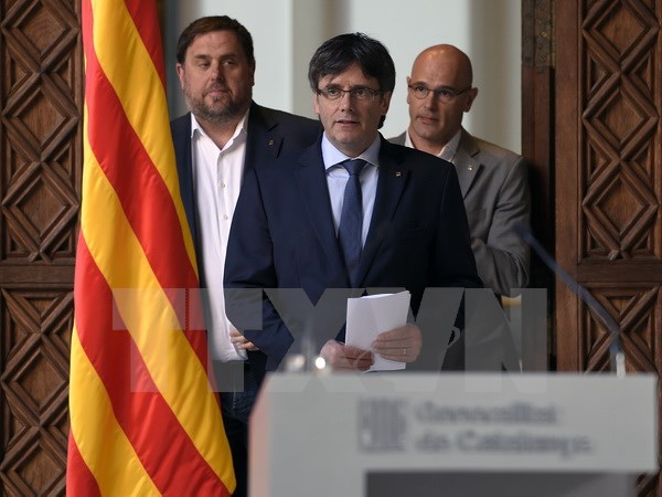 Cựu Thủ hiến vùng Catalonia Carles Puigemont (giữa) và cựu Phó vùng Catalonia Oriol Junqueras (trái) tại một sự kiện ở Barcelona. (Nguồn: AFP/TTXVN)