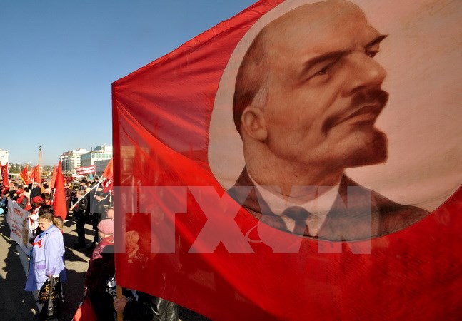 Giương cao ảnh vị lãnh tụ vĩ đại của giai cấp vô sản Vladimir Lênin trong một cuộc tuần hành kỷ niệm Cách mạng tháng Mười Nga ở thành phố Stavropol. (Nguồn: AFP/TTXVN)