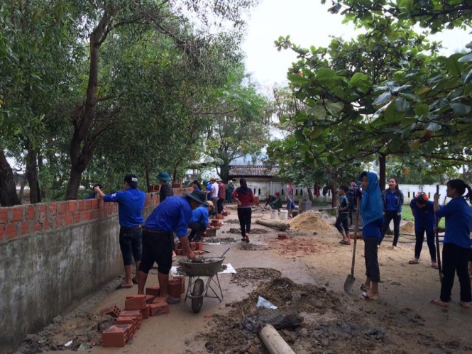 Chi đoàn thôn Trần Xá, xã Hàm Ninh xung kích, tình nguyện trong các hoạt động của địa phương.