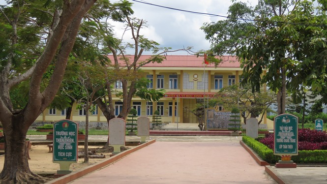 Trường tiểu học Nam Dinh - điểm nóng “lạm thu” gây bức xúc trong phụ huynh học sinh thị trấn Nông trường Việt Trung từ đầu năm học 2017-2018 đến nay.