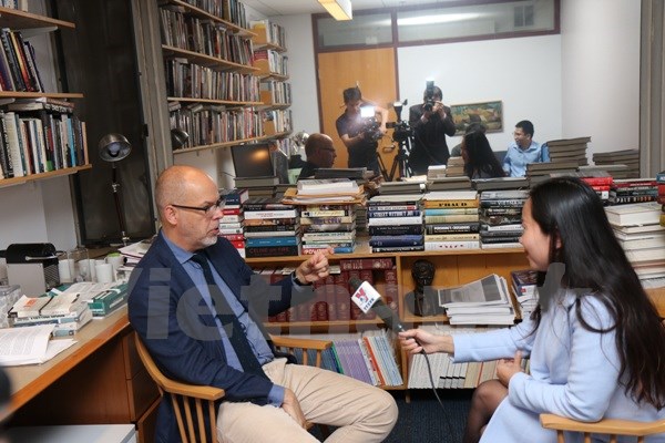Giáo sư Fredrik Logevall trả lời phỏng vấn về quan hệ Việt Nam-Mỹ. (Ảnh: Minh Nga/Vietnam+)