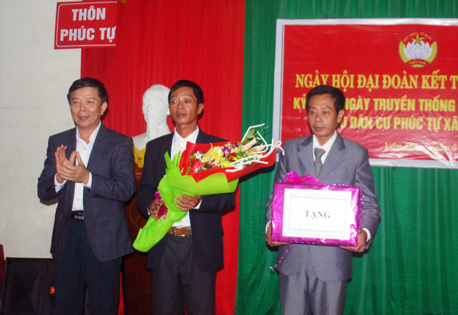 Đồng chí Nguyễn Hữu Hoài, Chủ tịch UBND tỉnh tặng hoa và quà cho thôn Phúc Tự.
