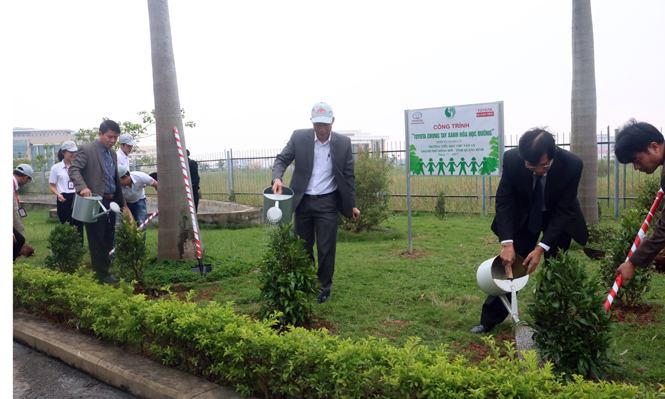 Các đại biểu trồng cây lưu niệm tại Trường Tiểu học Chu Văn An.